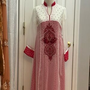 Pakistani Indian embroidered dress with matching scarf‎ saree
Red white polkadot
